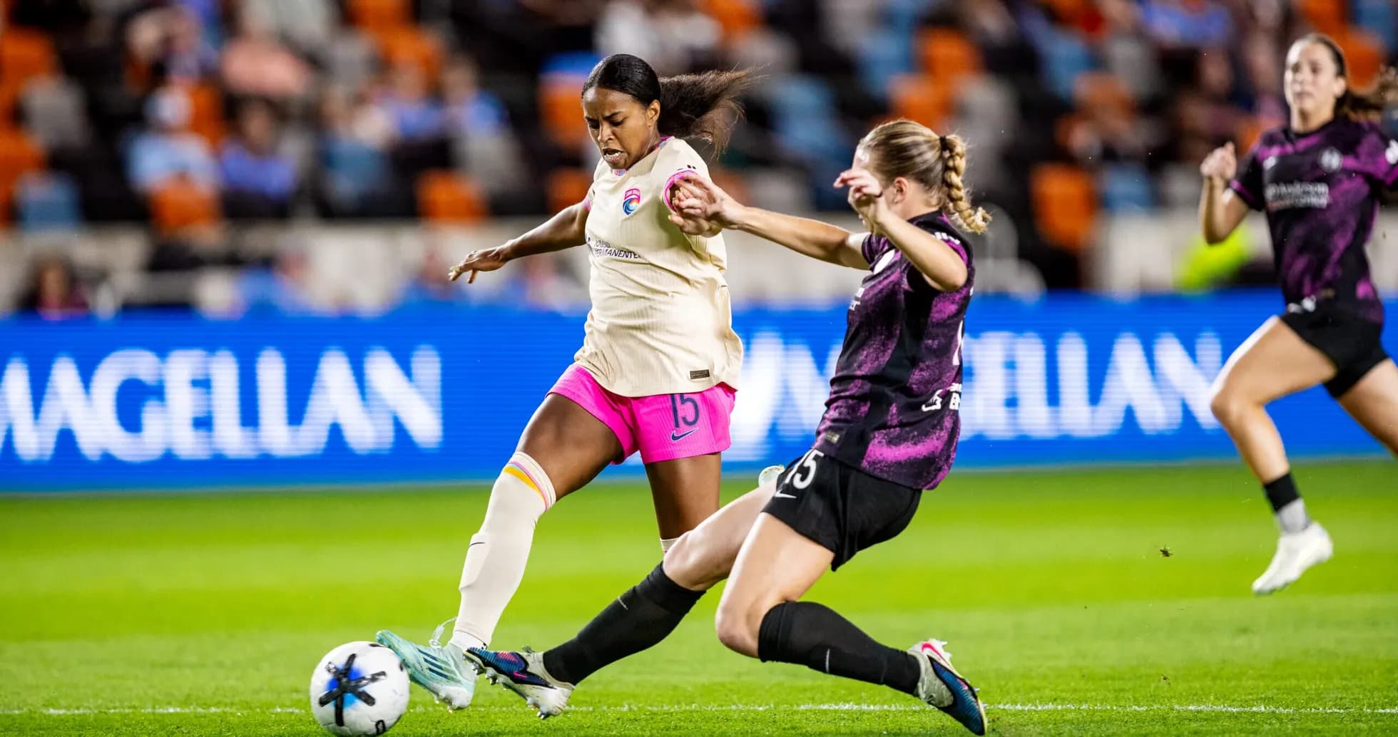 Jugadora del Houston Dash desafiando a oponente