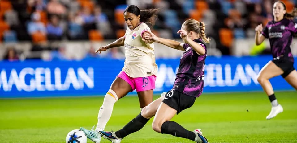 Jugadora del Houston Dash desafiando a oponente