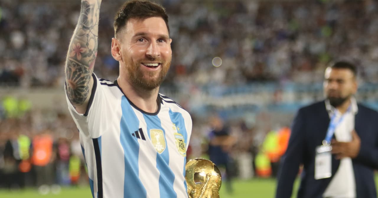 Jugador argentino levantando el trofeo de la Copa Mundial