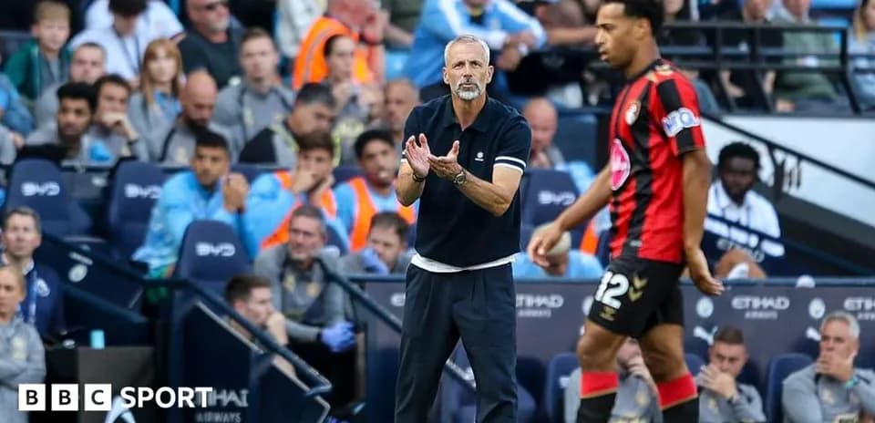 Entrenador dirigiendo instrucciones en el partido