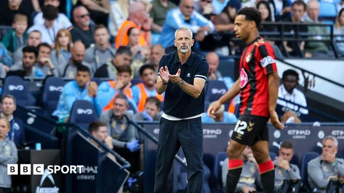Entrenador dirigiendo instrucciones en el partido