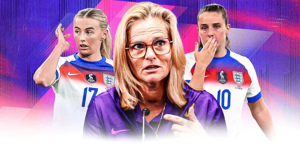 Entrenadora y jugadoras de Inglaterra en conferencia