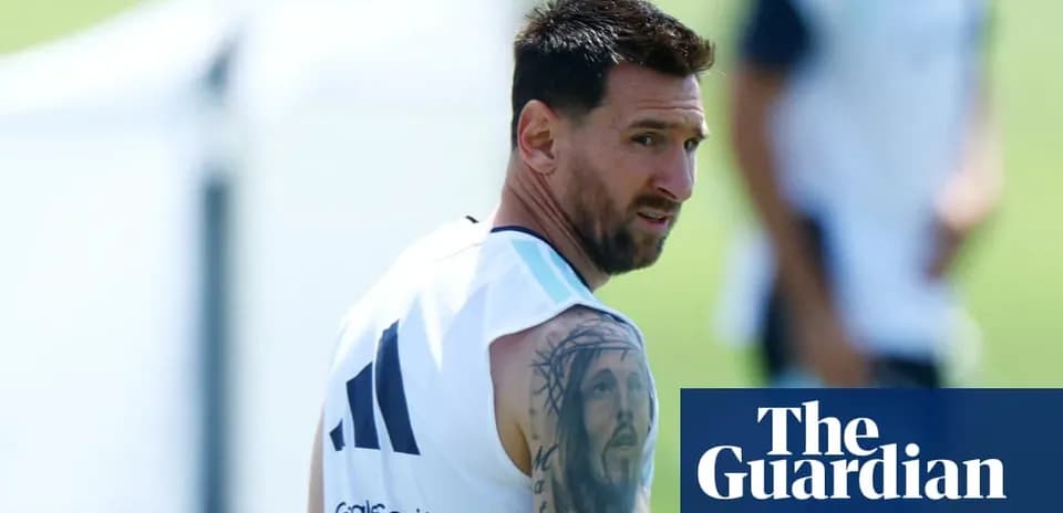 Lionel Messi entrenando con equipo en campo