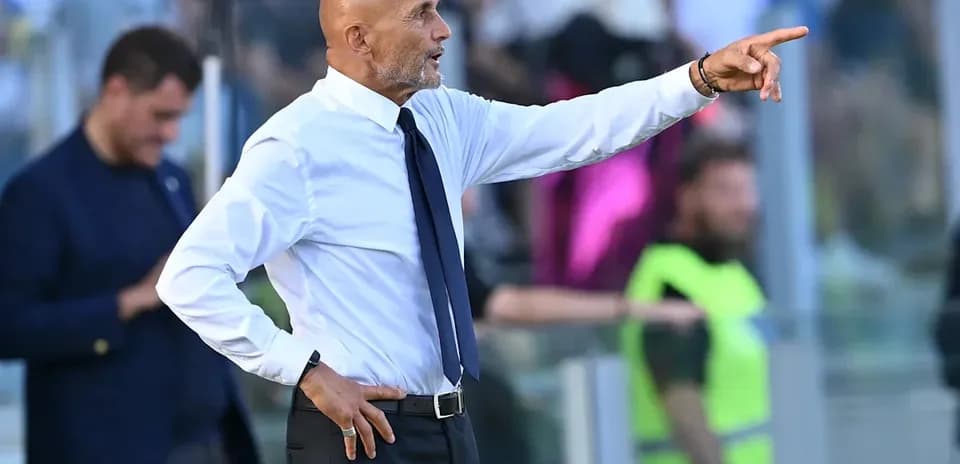 Entrenador dando indicaciones durante el partido