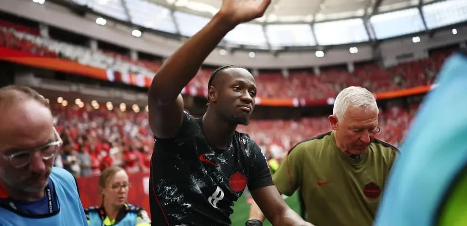 Jugador saludando mientras es asistido por el personal