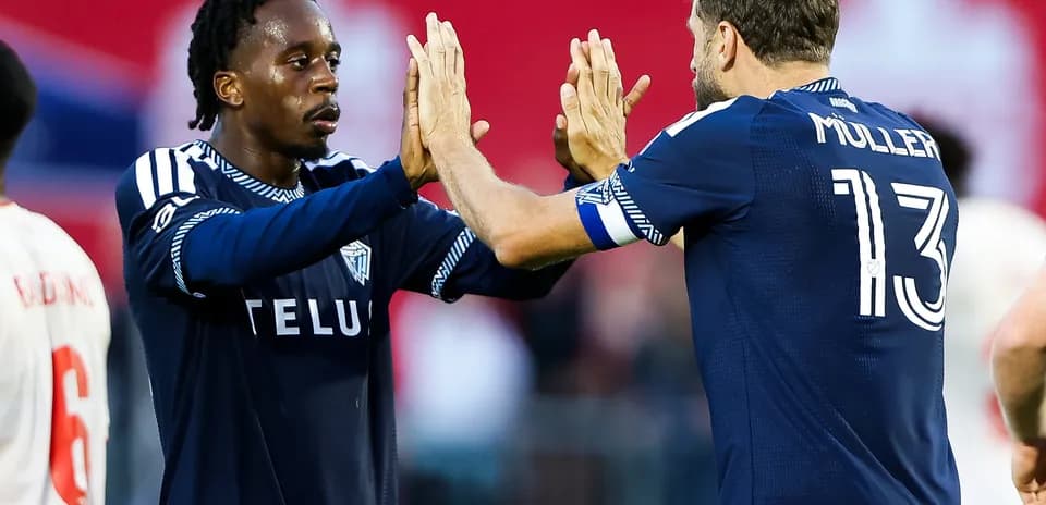 Dos jugadores de Vancouver FC celebrando