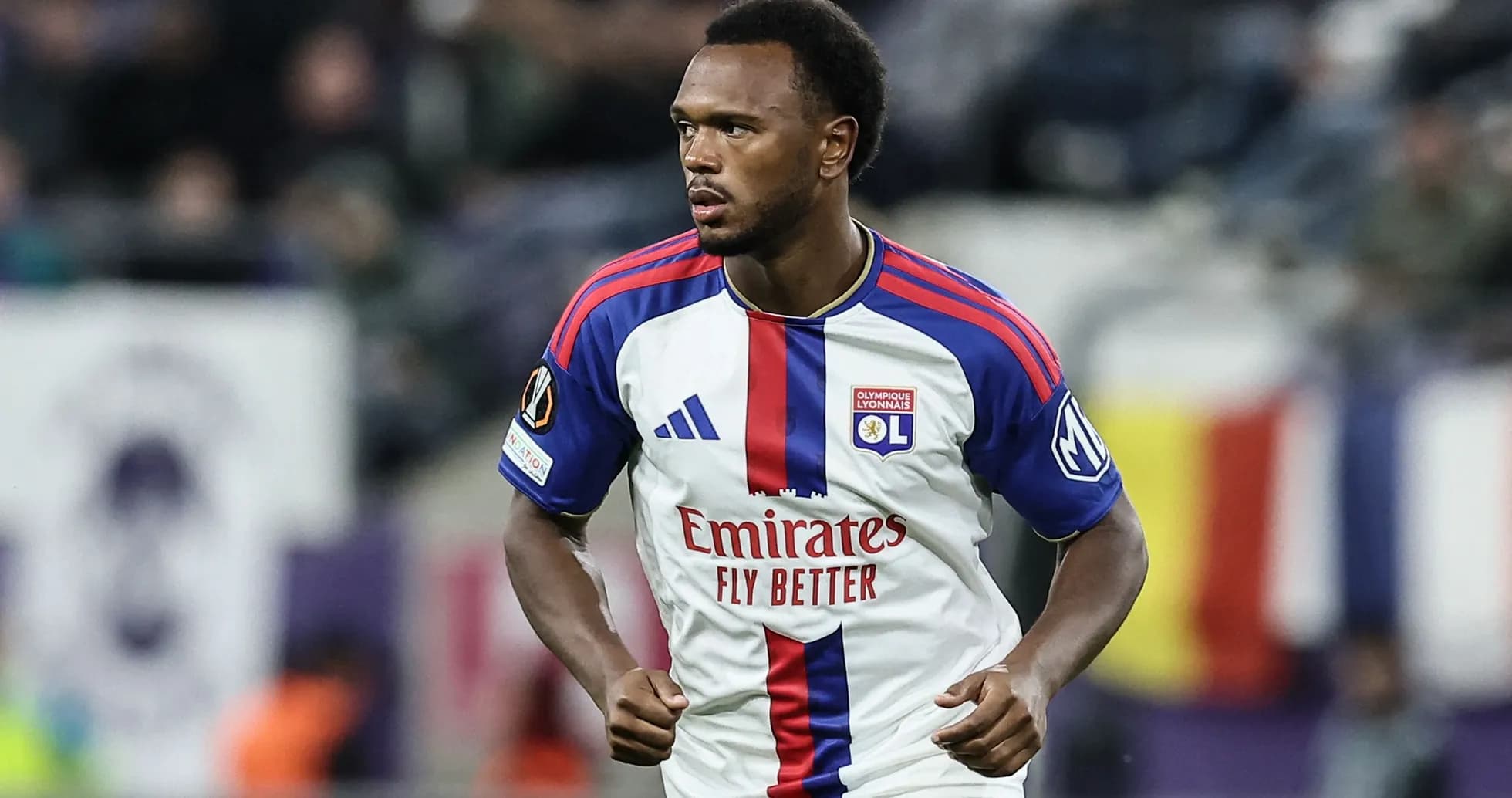 Jugador de Olympique Lyonnais en acción en el campo