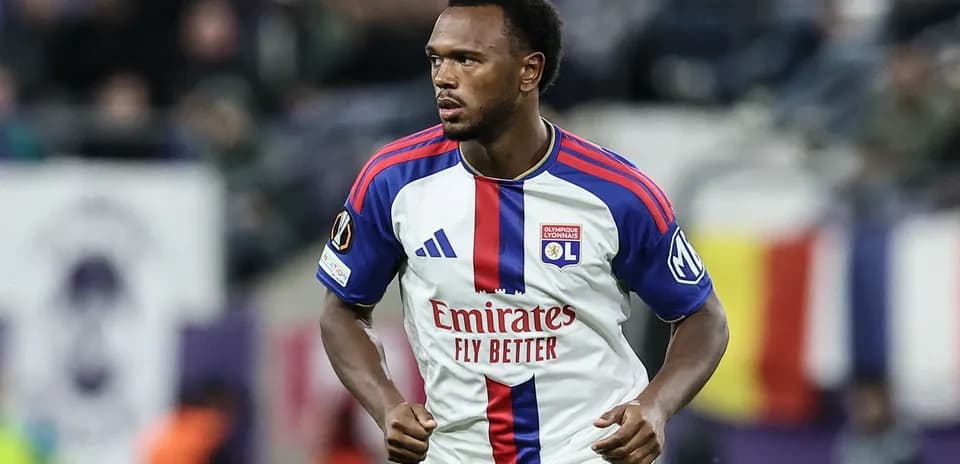 Jugador de Olympique Lyonnais en acción en el campo