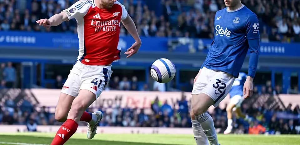 Jugador de Arsenal controla el balón frente a Everton