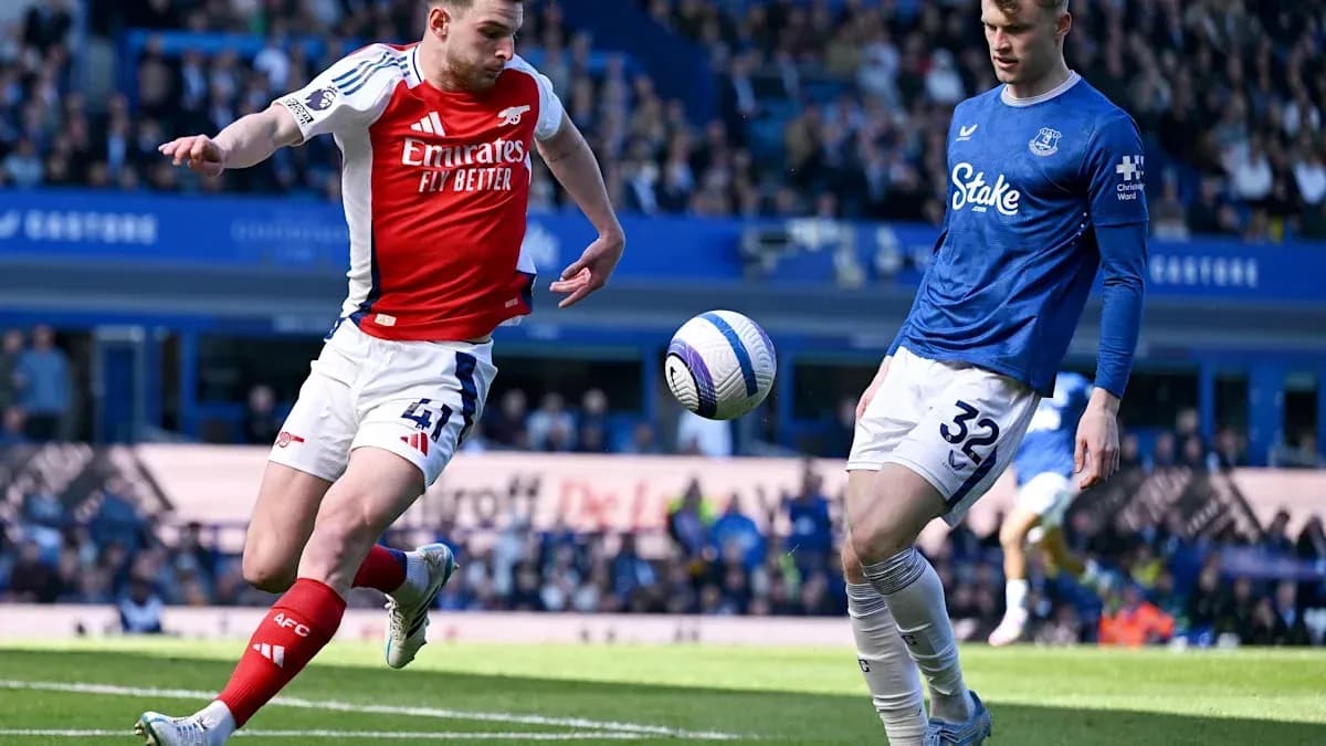 Jugador de Arsenal controla el balón frente a Everton