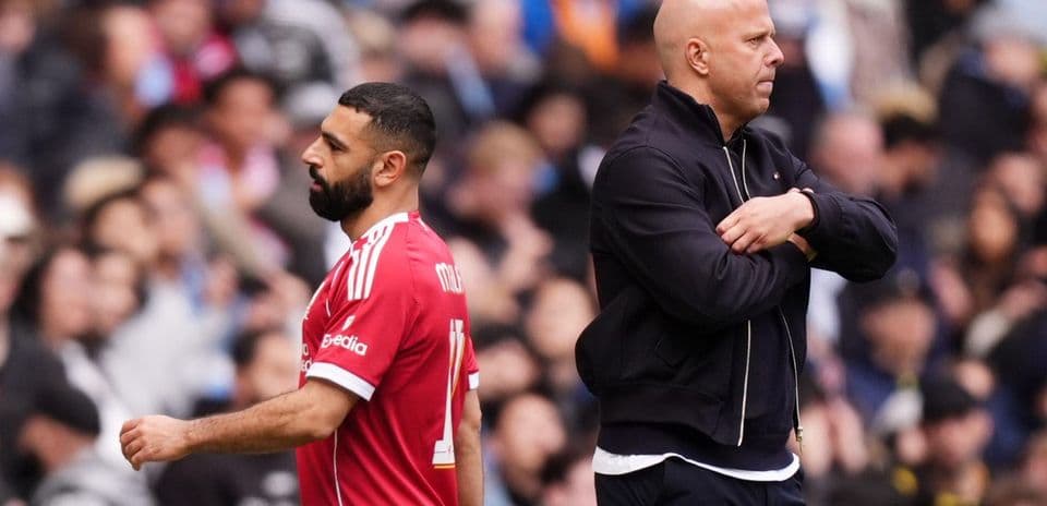 Jugador y entrenador en un partido de fútbol