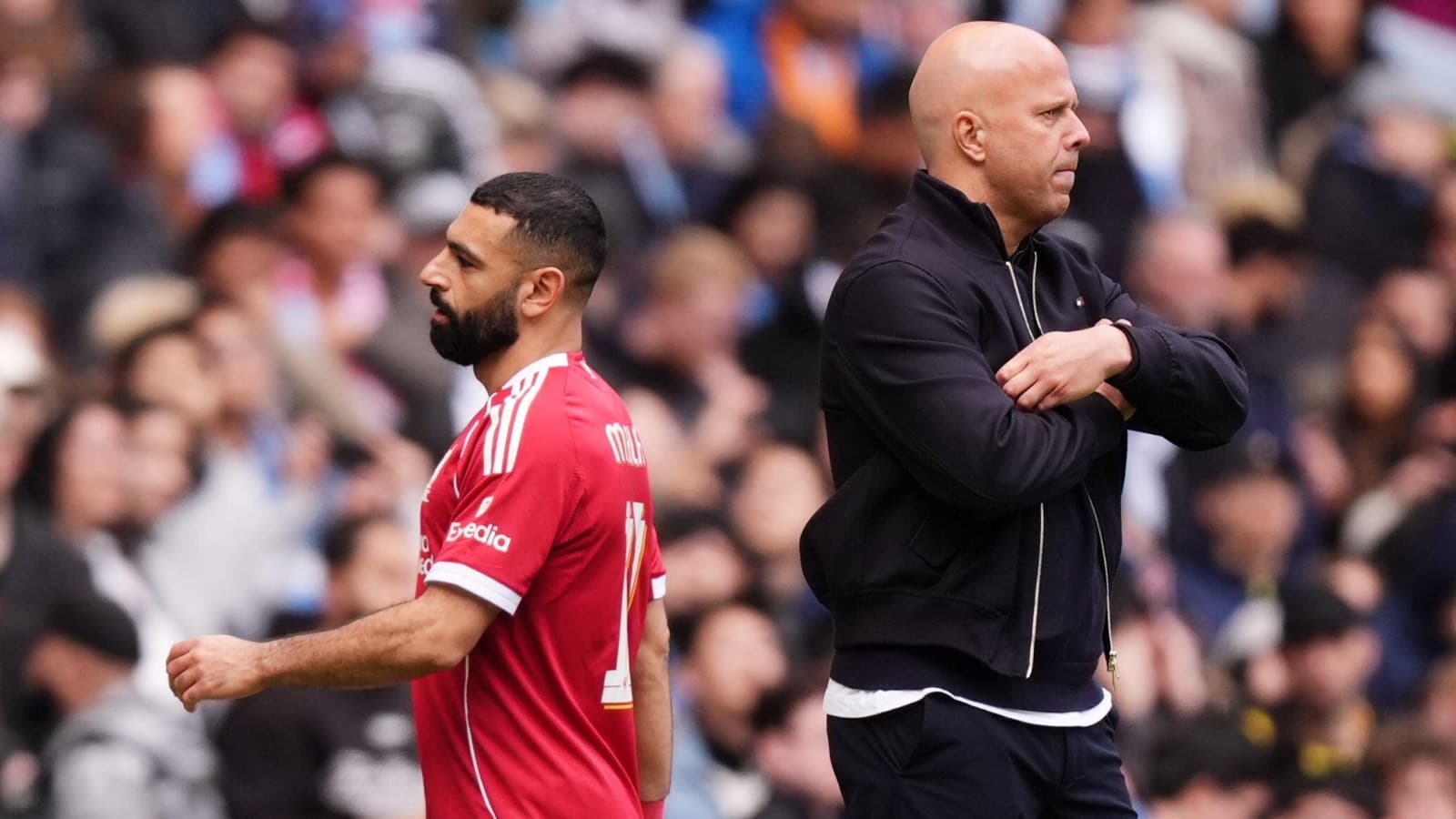 Jugador y entrenador en un partido de fútbol