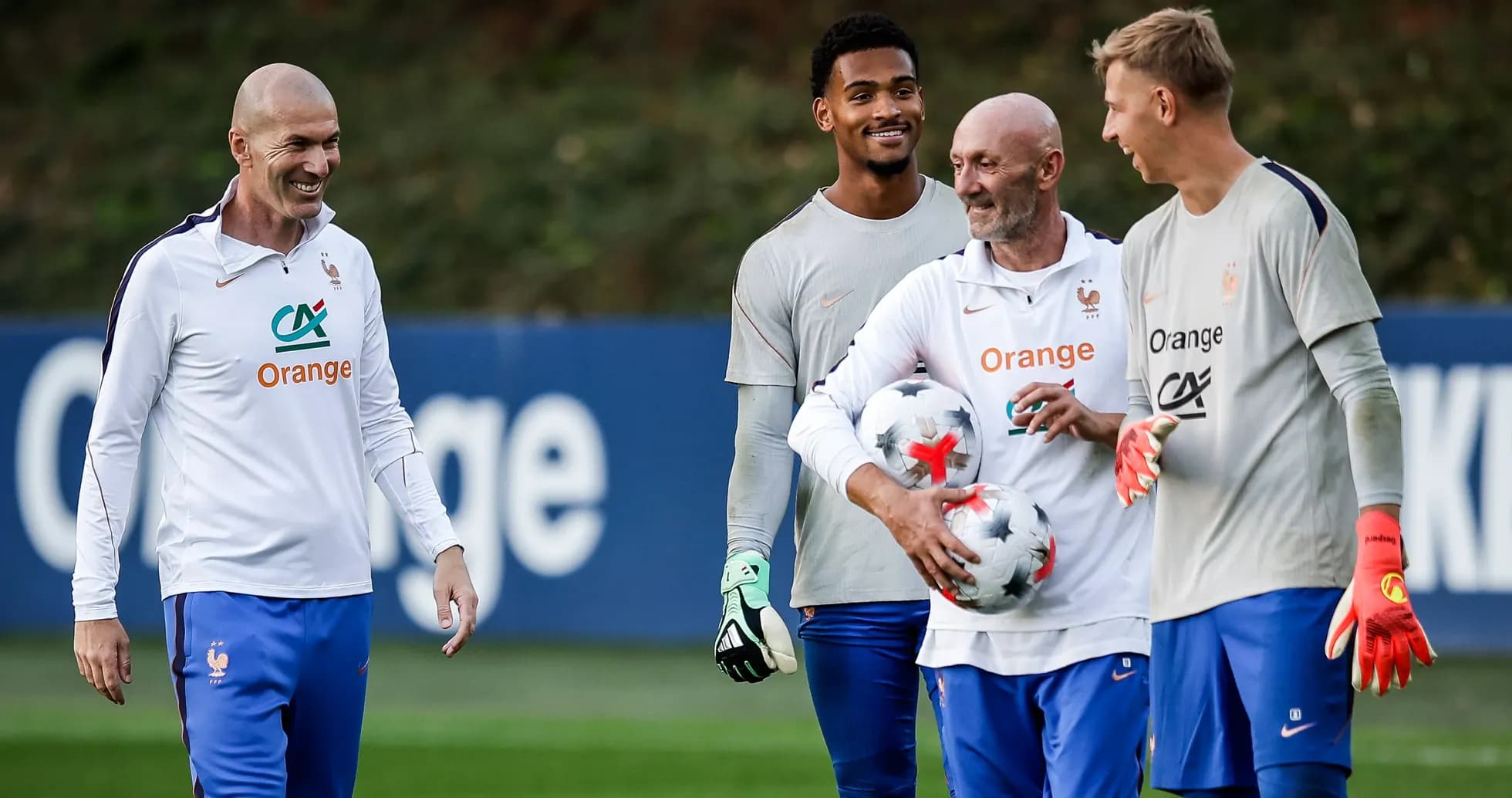 Jugadores de Francia en entrenamiento con balones