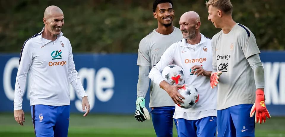 Jugadores de Francia en entrenamiento con balones