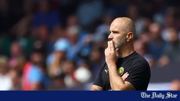 Entrenador observando el partido en la banda