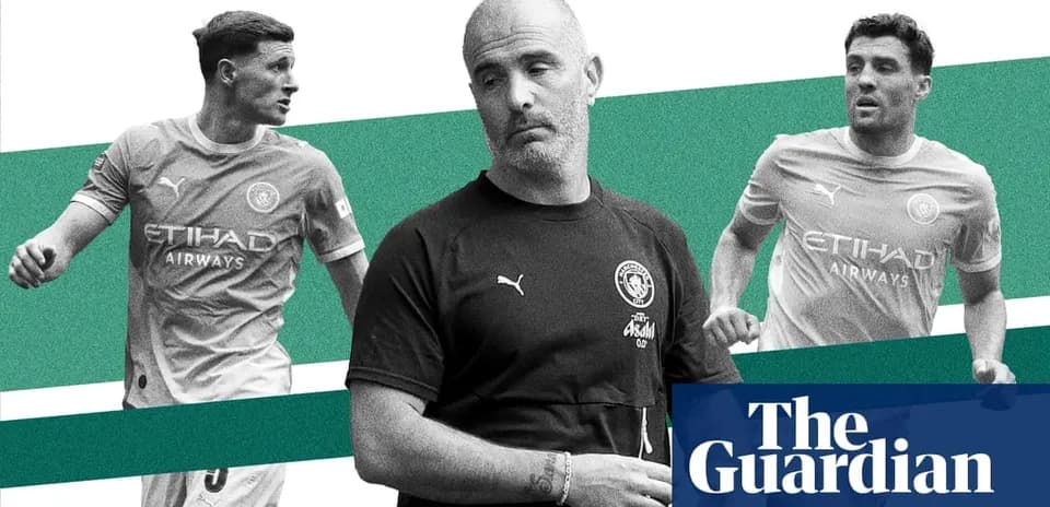 Entrenador supervisando a dos jugadores en entrenamiento