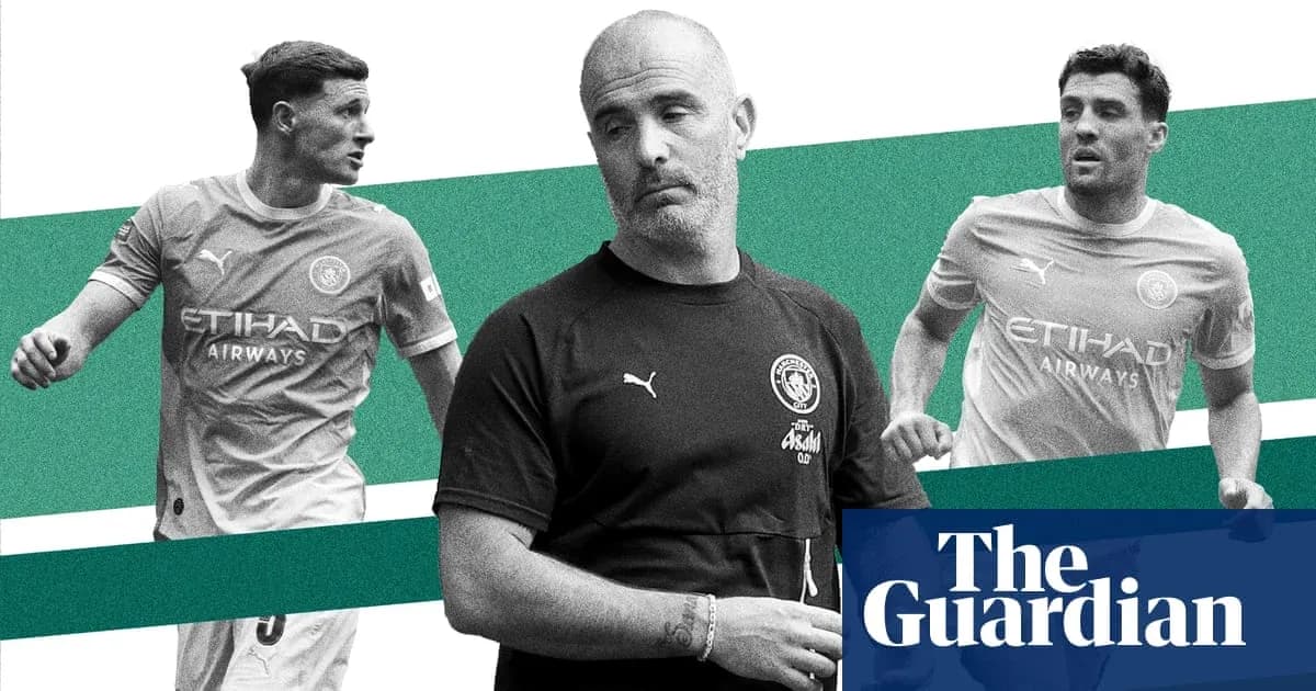 Entrenador supervisando a dos jugadores en entrenamiento
