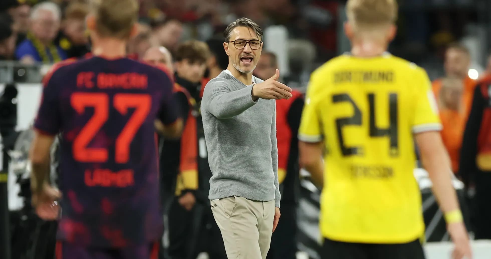 Entrenador dirigiendo a jugadores en el partido