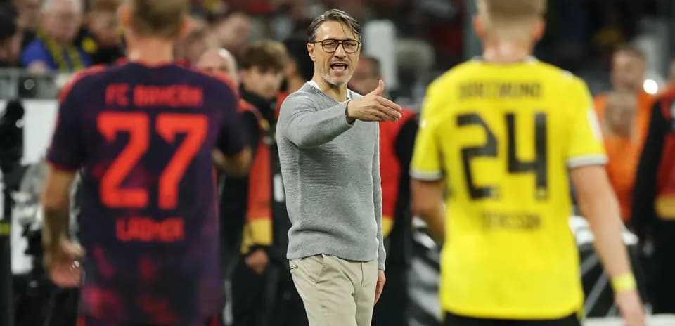 Entrenador dirigiendo a jugadores en el partido