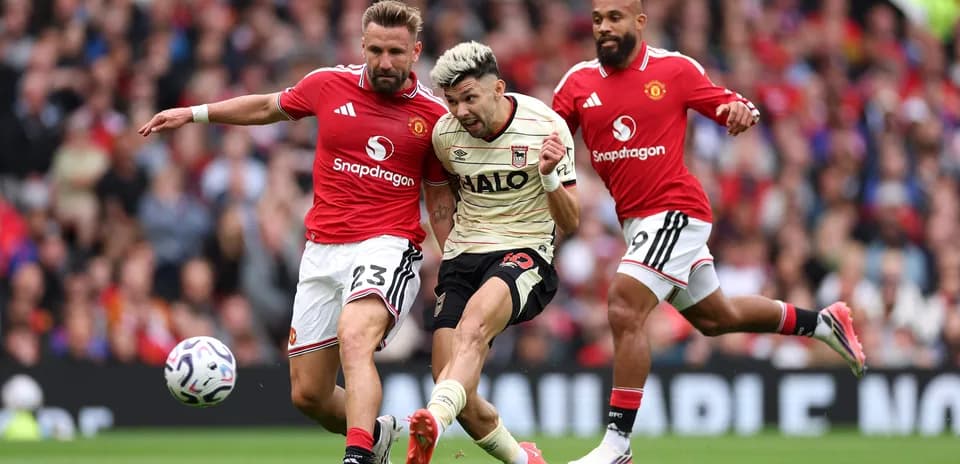 Jugador de Ipswich atacando a defensores de Manchester United