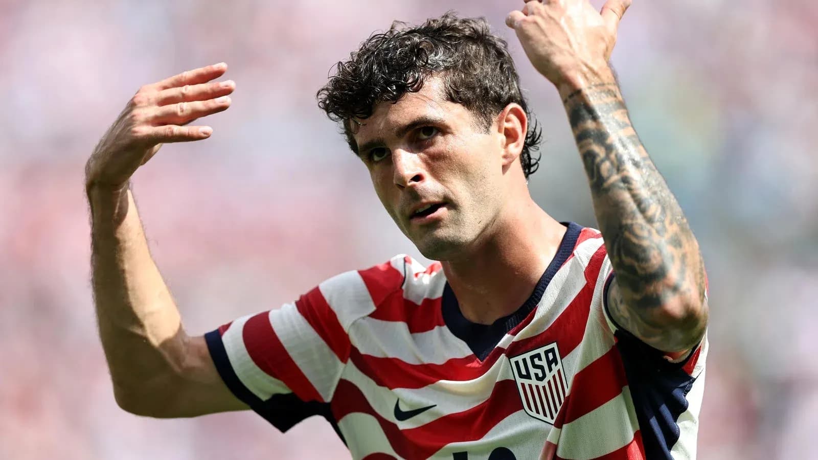 Jugador de Estados Unidos gesticulando en el campo