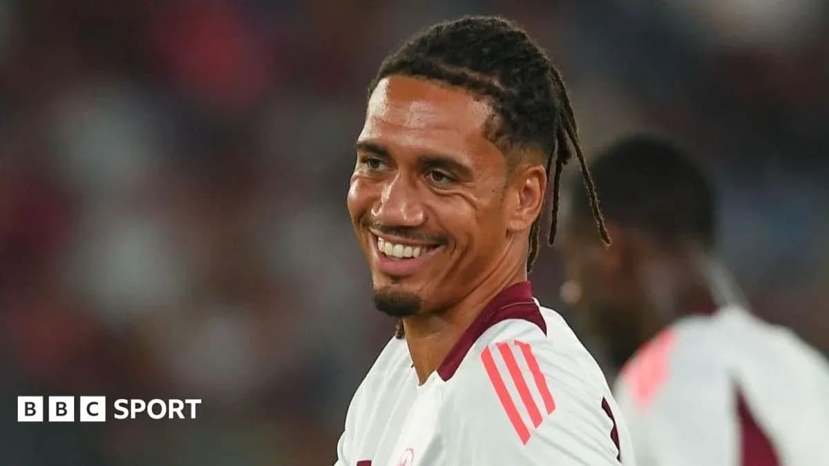 Jugador sonriendo durante un partido de fútbol