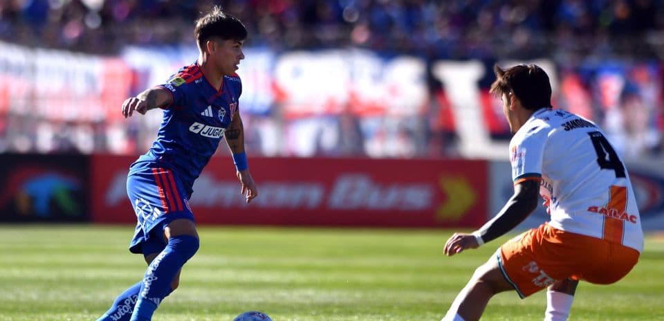 Jugador de Universidad de Chile driblando a rival