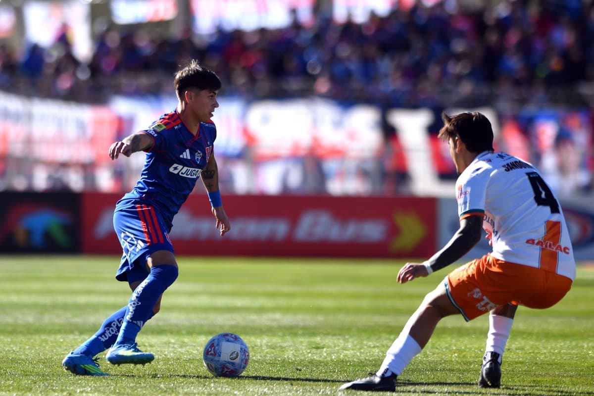 Jugador de Universidad de Chile driblando a rival
