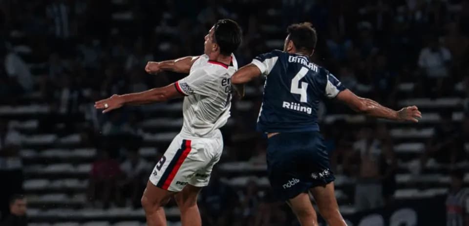 Jugadores de San Lorenzo y Talleres compiten por el balón