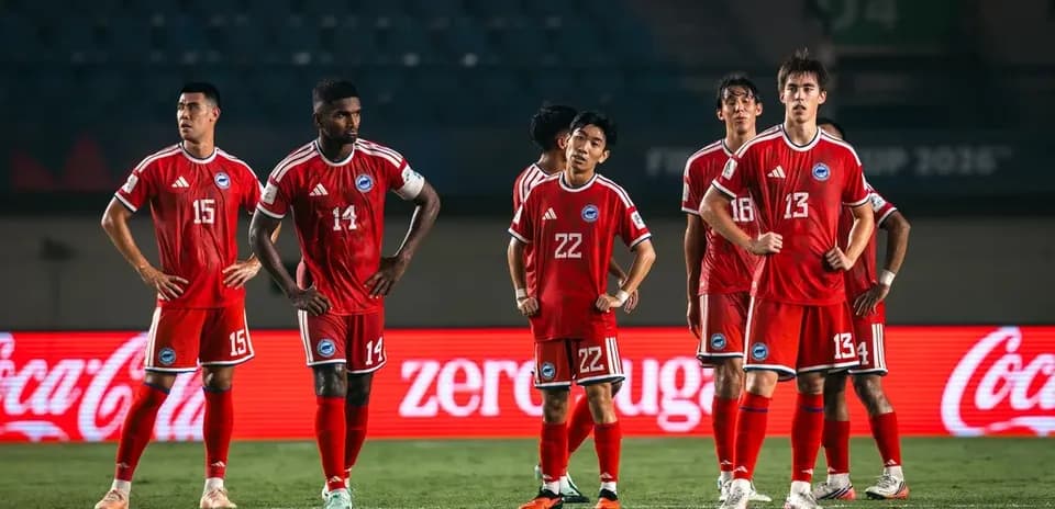 Jugadores en uniforme rojo durante partido de fútbol