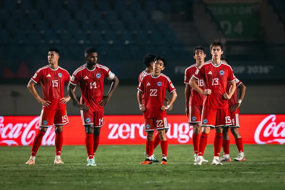 Jugadores en uniforme rojo durante partido de fútbol