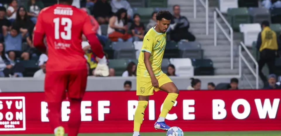 Jugador de New Mexico United controlando el balón