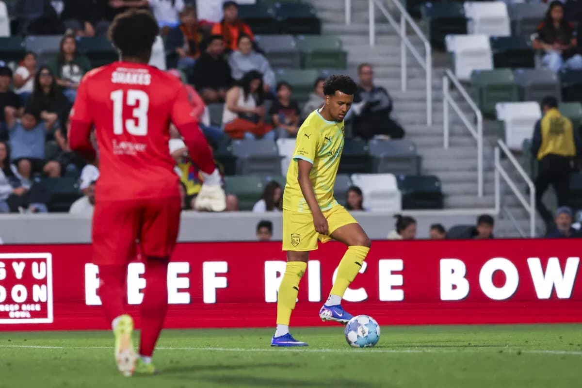 Jugador de New Mexico United controlando el balón