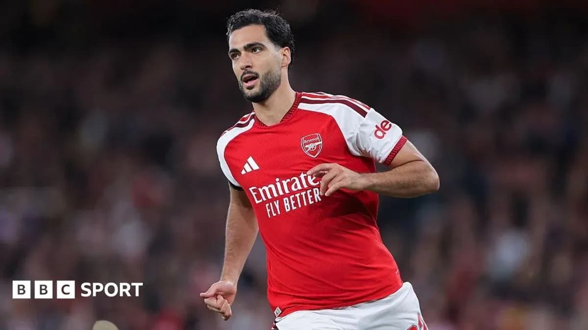 Jugador de Arsenal corriendo durante un partido
