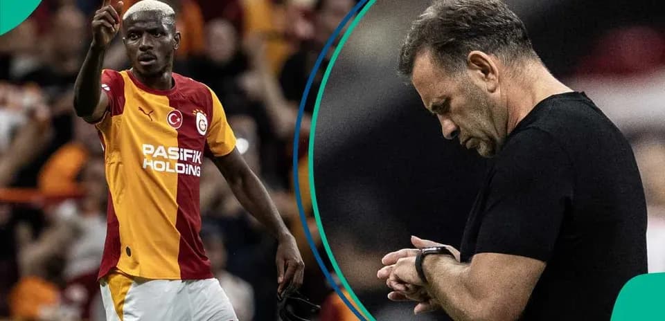Jugador de Galatasaray señalando mientras entrenador observa