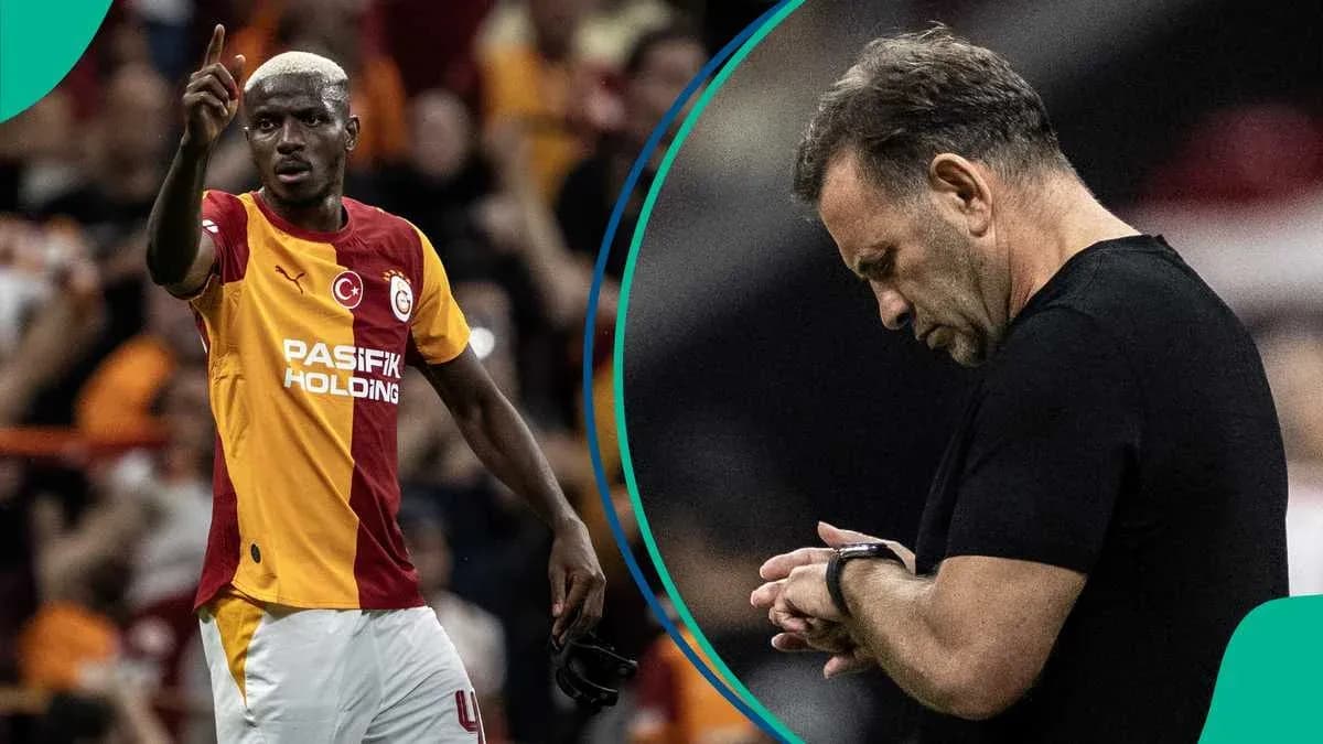 Jugador de Galatasaray señalando mientras entrenador observa