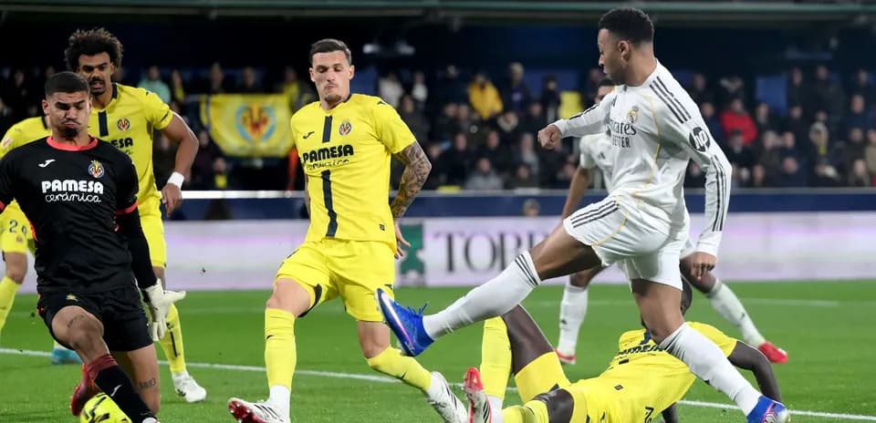 Jugador de Real Madrid en acción contra Villarreal