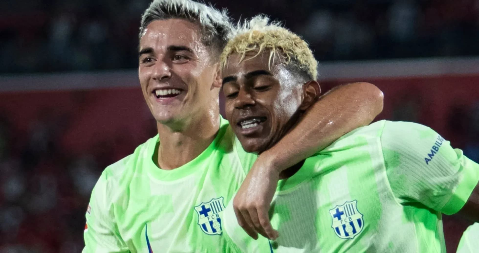 Jugadores abrazados celebrando un gol en el partido
