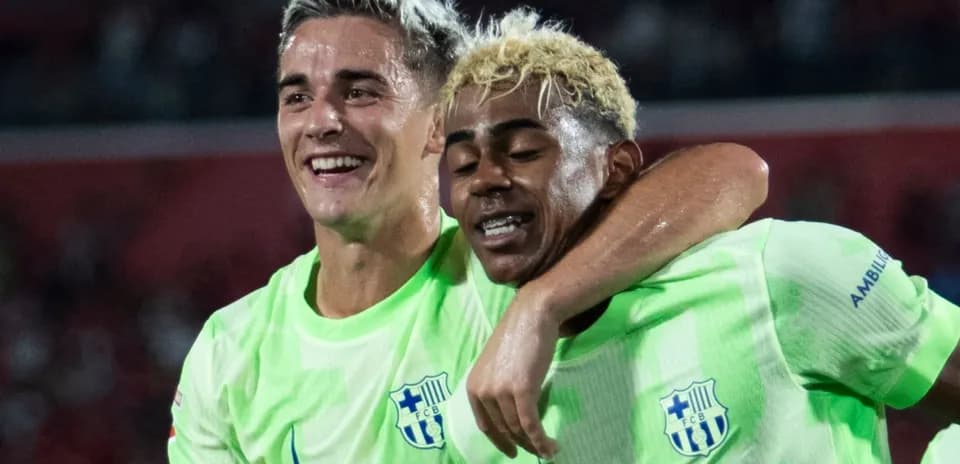 Jugadores abrazados celebrando un gol en el partido