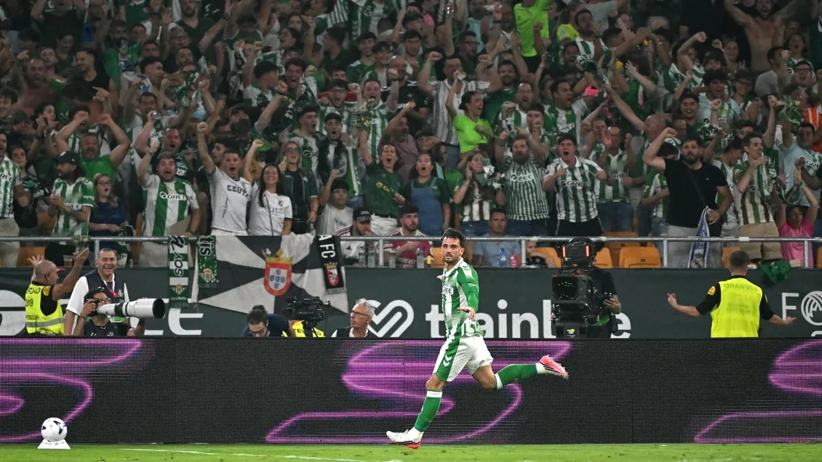 Jugador de Real Betis celebrando con aficionados en el estadio