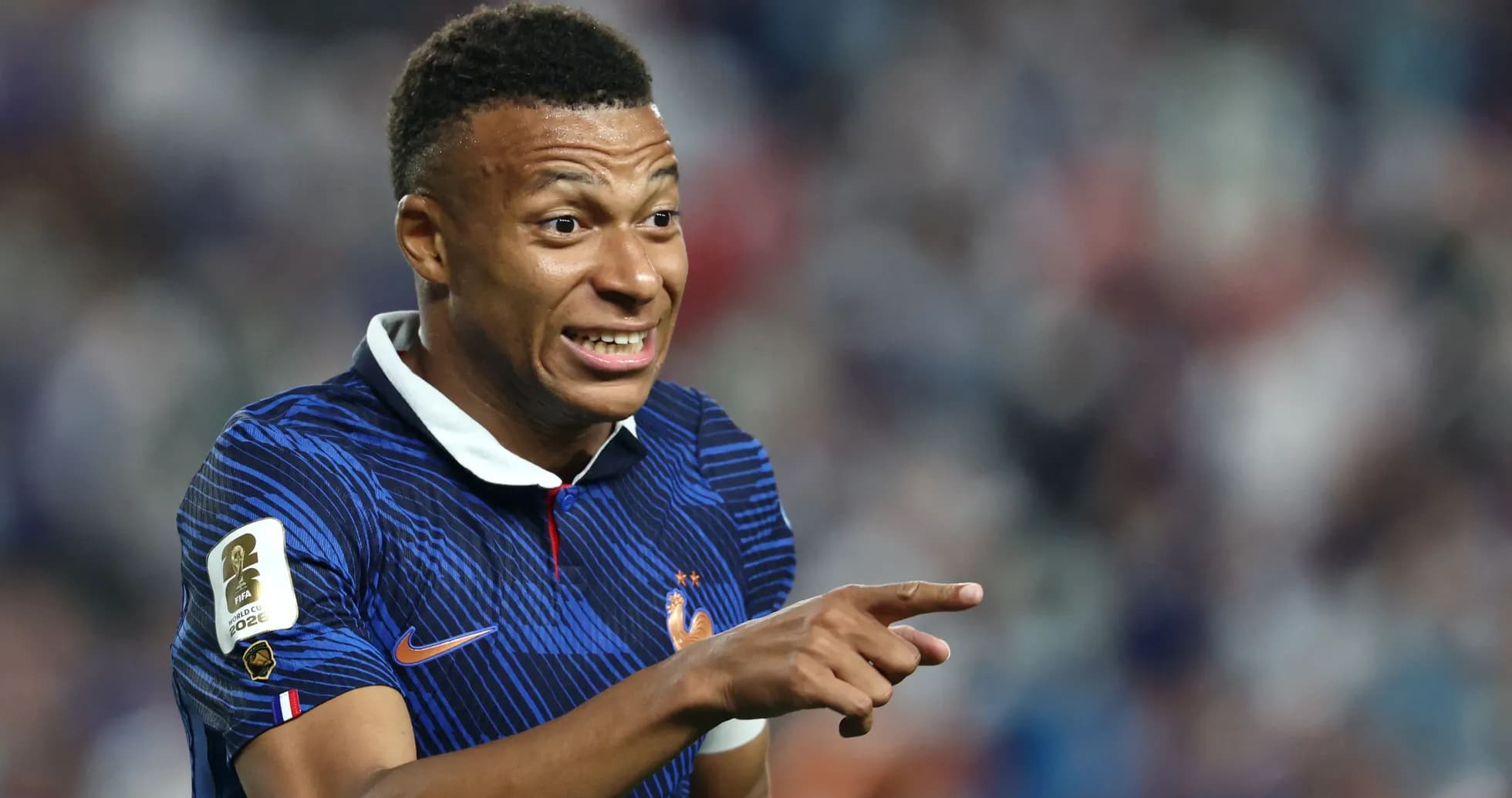 Jugador de Francia señalando durante un partido