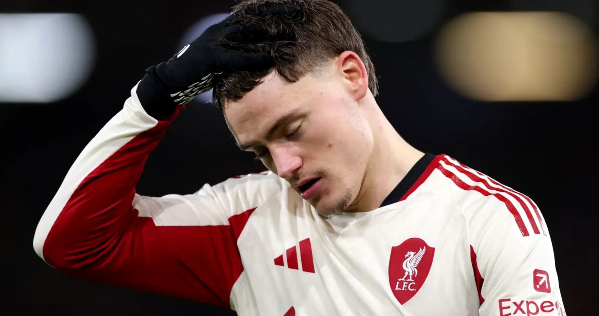 Jugador de Liverpool con la cabeza agachada tras partido