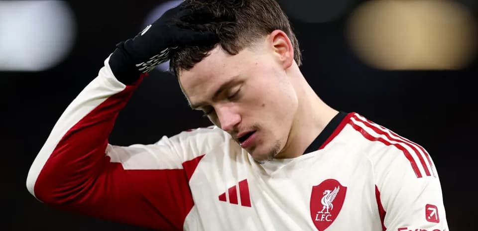 Jugador de Liverpool con la cabeza agachada tras partido