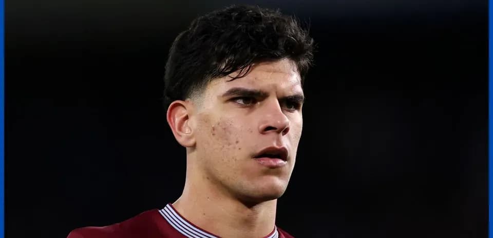 Jugador con camiseta de Aston Villa en primer plano