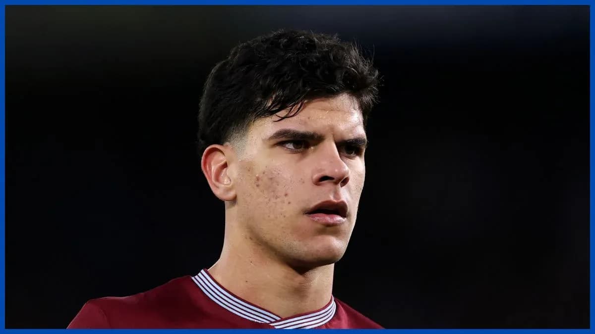 Jugador con camiseta de Aston Villa en primer plano
