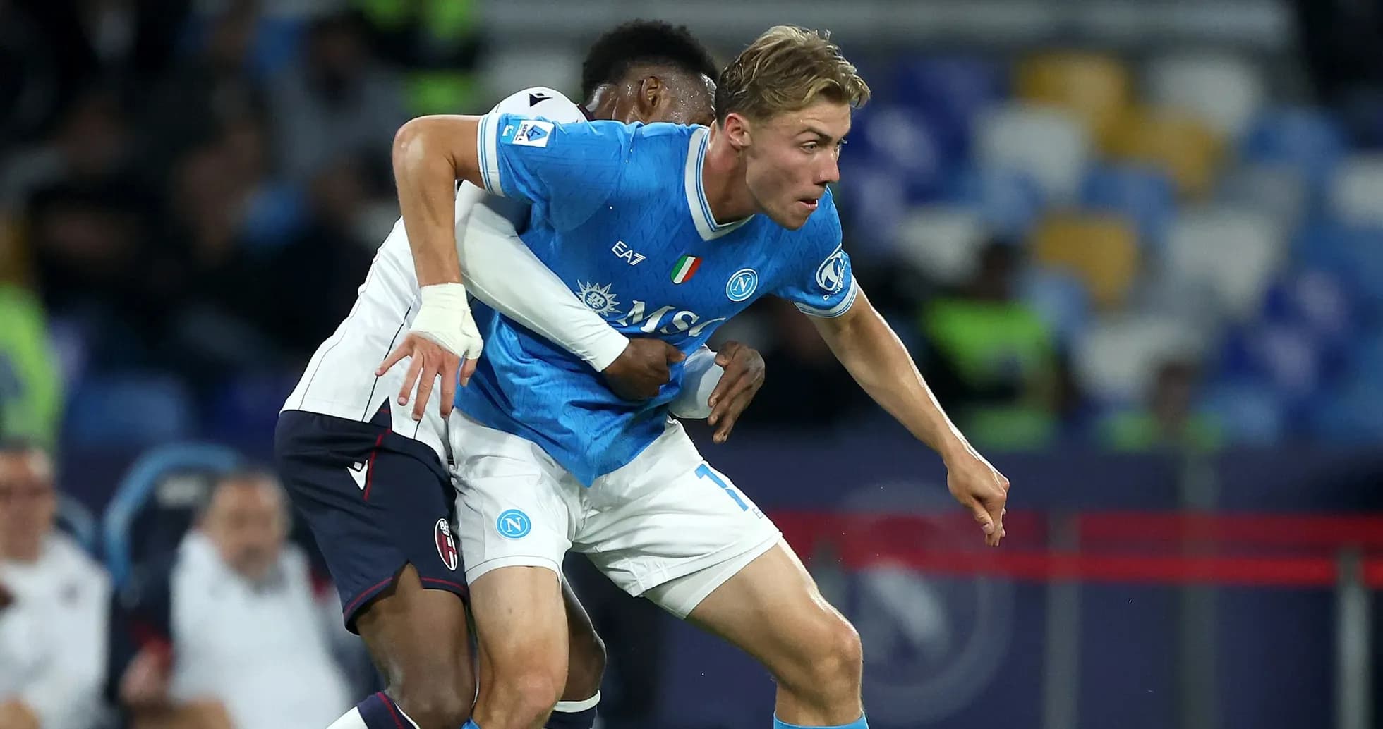 Jugador de Napoli siendo desafiado por oponente