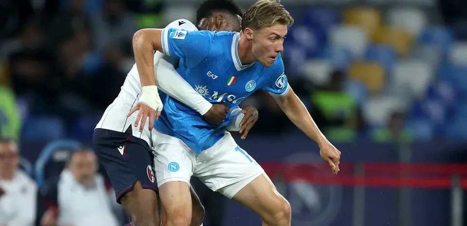 Jugador de Napoli siendo desafiado por oponente