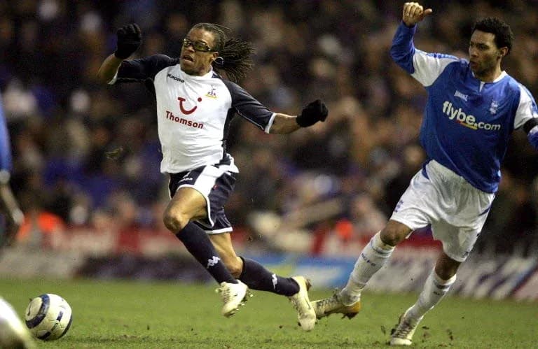 Jugador evadiendo a oponente en un partido de fútbol