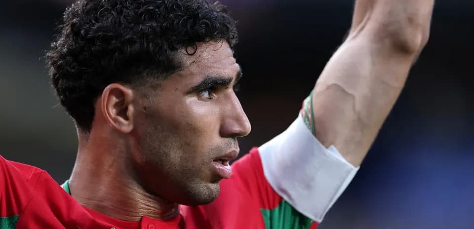 Jugador levantando el brazo en celebración durante partido
