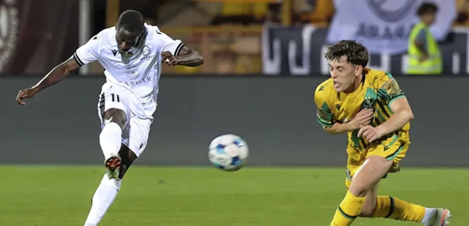 Jugador disparando en el partido Shamrock Rovers